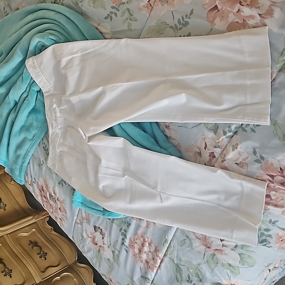 Kim Rogers capris white big button size 8 cotton blend. In excellent con… - Picture 2 of 12